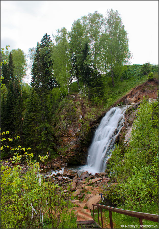 Водопад в селе Пещерка. Май 2011