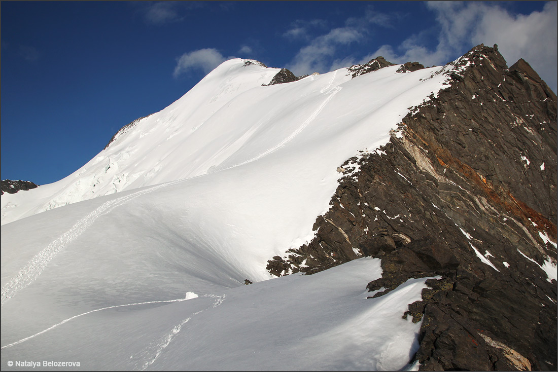 Вершина Иикту со стоянки на спуске к леднику Оштуайры