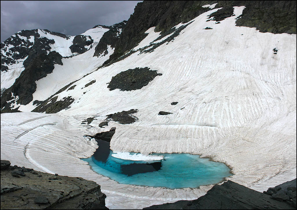 Озерцо во льду на подъеме к перевалу ПГПИ