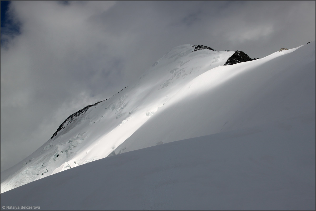 Вершина Иикту на спуске к леднику Оштуайры