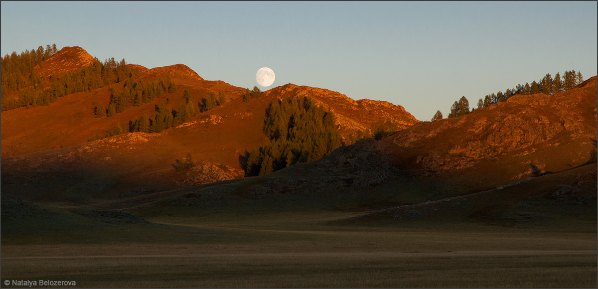 Восход луны с трассы близ Усть-Кана