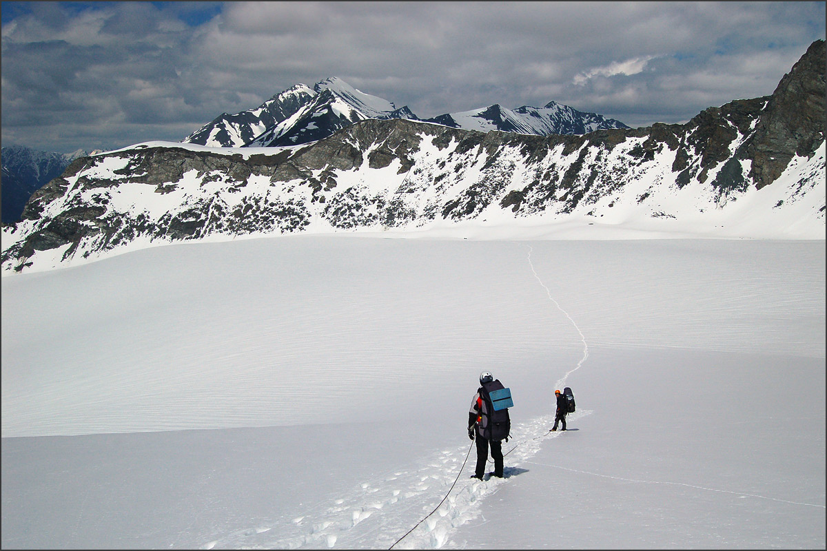 Переход по леднику Оштуайры к перевалу Обходной