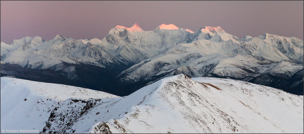 Катунский хребет на закате с вершины близ перевала Кызылайры