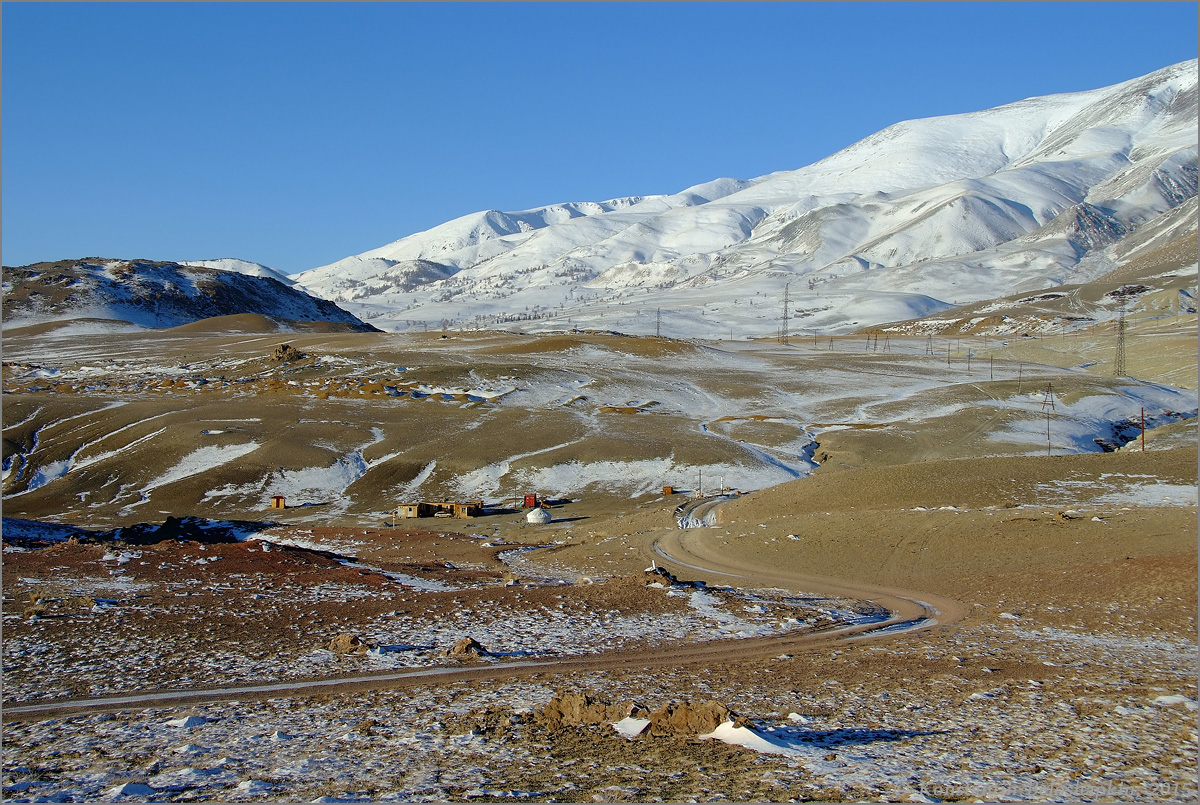 Зимняя долина Тыдтуярык. Вдали Курайский хребет